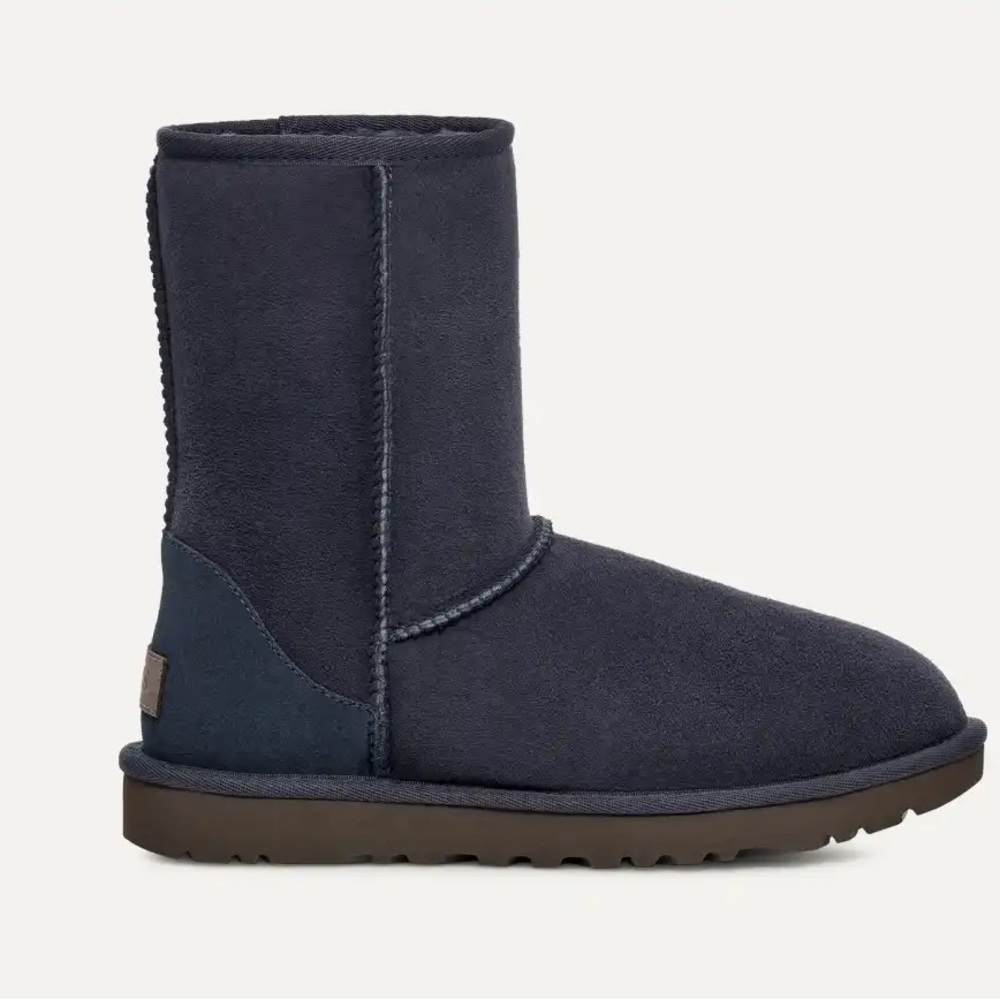 UGG Classic Short II. Women’s Size 8. Eve Blue